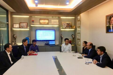 ​新型冠狀病毒疫情全球蔓延，巴拉圭衛福部已通報第6個確診病例。巴國資通訊科技部(MITIC)部長貝拉爾達(Alejandro PERALTA Vierci)偕次長Miguel Martin昨(3月11)日來館拜會駐巴拉圭周麟大使，對我國運用科技防止新型冠狀病毒擴散之作為及成果請益，駐館張自信公使與相關同仁在座，並由駐巴技術團醫療資訊效能提升計畫(HIS)吳原安經理簡報我國科技防疫成功經驗。 周大使表示，我國雖位處於全球防疫第一線，約50
