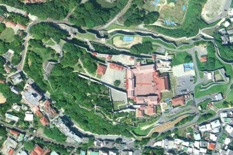沖縄県那覇市首里城上空の空中写真。 国土交通省撮影の空中写真COK20101-C11-12を使用。