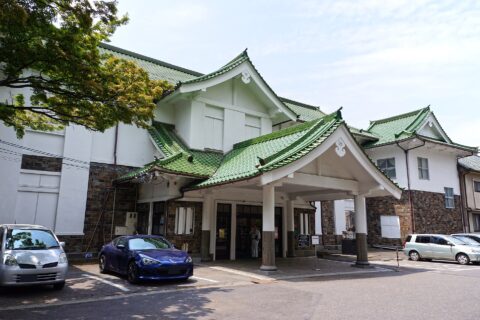 諏訪市美術館。 所在地は長野県諏訪市。