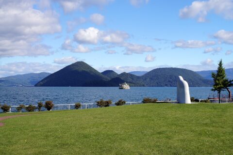 洞爺湖の畔にて。 所在地は北海道洞爺湖町。