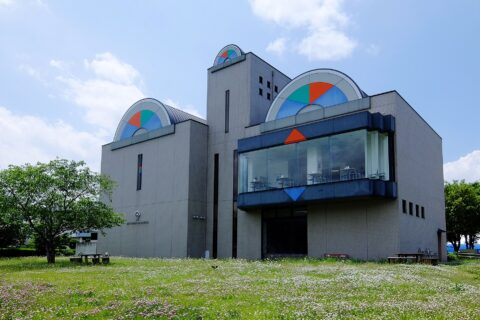 諏訪市原田泰治美術館。 所在地は長野県諏訪市。