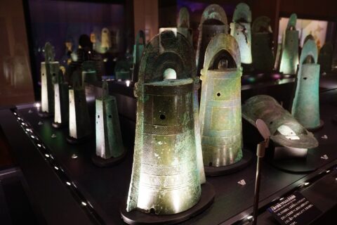 島根県立古代出雲歴史博物館（展示室 - 加茂岩倉遺跡出土の銅鐸（国宝））。 所在地は島根県出雲市。