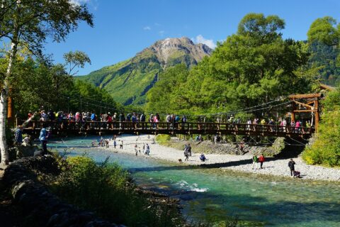 河童橋と焼岳。 所在地は長野県松本市の上高地。