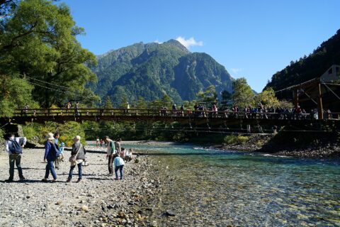 河童橋と明神岳。 所在地は長野県松本市の上高地。