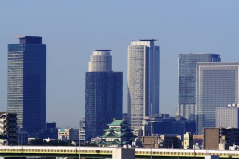 名駅地区の高層ビル群と名古屋城。2018年春。