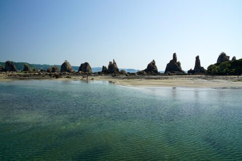 橋杭岩。所在地は和歌山県串本町。