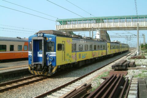​臺灣鐵路管理局2005年白沙屯文化藝術季彩繪電聯車，停靠大山車站。首航第2524車次通勤電車於2005年3月25日早上10點11分從彰化站出發，預訂12點5分到達終點竹南站，期間11點37分在白沙屯站停留5分鐘，提供熱愛白沙屯信仰文化及鐵路迷朋友拍照。此列車共有4節車廂，分別以「媽祖啟程、互信互愛、心火香傳、圓滿歡愉」4大主題，呈現白沙屯媽祖徒步進香的百年傳承。