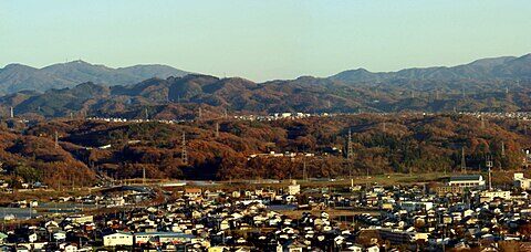 郡山市のビッグアイより望む阿武隈高地、左端が東北東で右端が南南東。