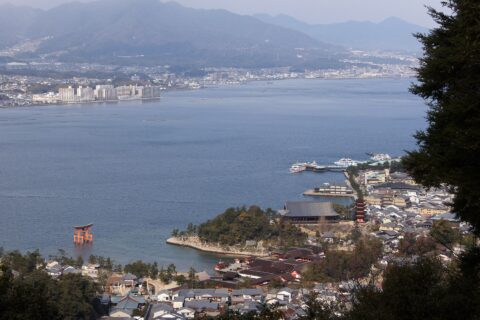 弥山の大聖院コースより眺めた厳島神社