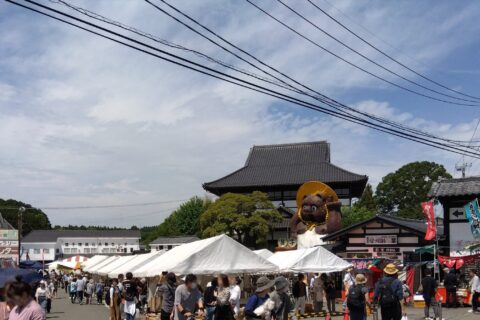 栃木県芳賀郡益子町で開催された、2023年（令和5年）春の益子陶器市「益子焼窯元共販センター」前の光景。様々な販売テントが立ち並んだ。