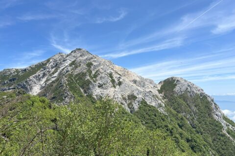 駒津峰から望む甲斐駒ヶ岳山頂と摩利支天