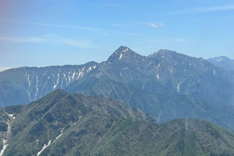 甲斐駒ヶ岳方面より望む北岳
