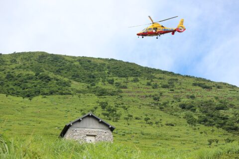 滋賀県防災ヘリコプター「琵琶」(AS365)、伊吹山登山道6合目にて
