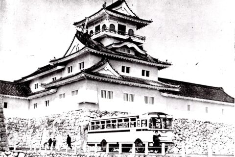 原題：「富山城と観光バス」