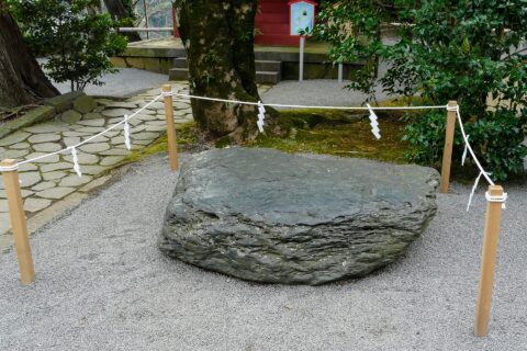 静岡県熱海市伊豆山にある伊豆山神社の光石