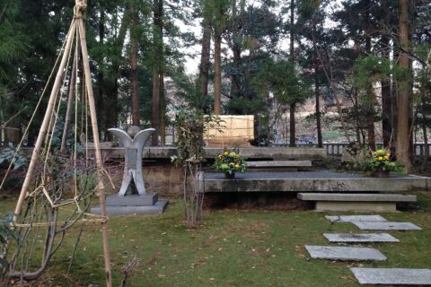 尾山神社境内・景仰之燈。奥に金沢城の石垣が見える