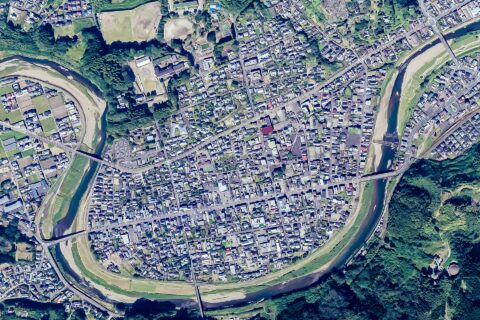 宮崎県日南市の飫肥城、飫肥城下町のある飫肥地区の空中写真。国土地理院の航空写真CKU20203-C9-17から、Naokijpが作成。