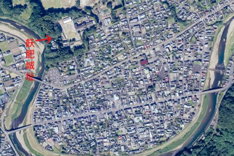 宮崎県日南市にある飫肥城、飫肥城下町の空中写真。国土地理院の航空写真CKU20203-C9-17から、Naokijpが作成。