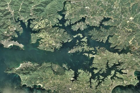 英虞湾（三重県志摩市）の空中写真。CKK20151-C2-3からCKK20151-C2-21、CKK20151-C3-3からCKK20151-C3-21、CKK20151-C4-3からCKK20151-C4-21、CKK20151-C5-2からCKK20151-C5-20、CKK20151-C6-2からCKK20151-C2-20の合計95枚を合成作成。