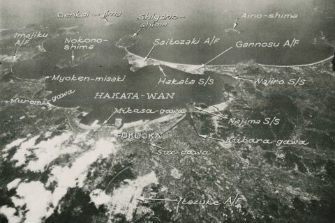 1945年、戦時中の福岡市周辺の飛行場。米軍によって1945年8月28日に公表された画像をSuFlyerがクロップ・レタッチした。