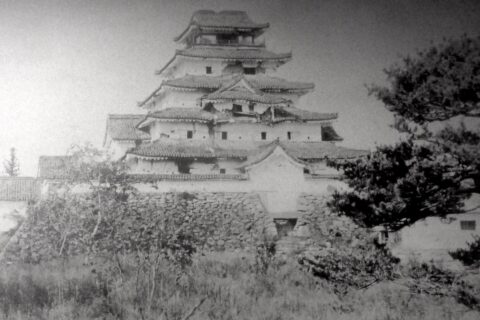 損傷した会津戦争後の若松城。1868年撮影。