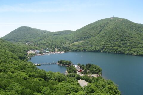 赤城山の大沼(おの)と赤城神社。右が地蔵岳。黒檜山への登山道から撮影。