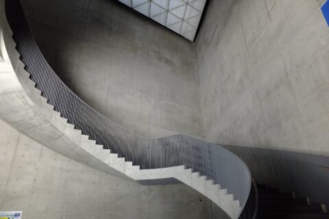 秋田県立美術館 平野政吉コレクションエントランス階段。三角形の室内空間と支柱のない構造の階段が特徴である。