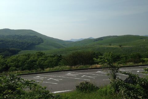 ​秋吉台。奥に見える山は如意ヶ岳