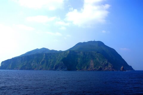トカラ列島悪石島。フェリーとしまより撮影。黄砂多し。