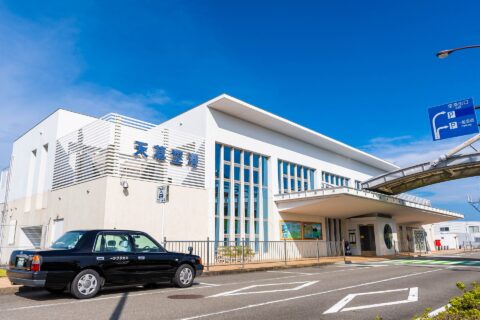 天草飛行場のターミナルビルとタクシー乗り場