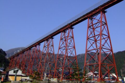 青と赤のコントラストを輝かす餘部橋梁