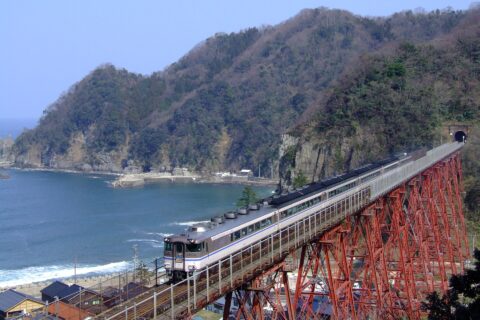 餘部駅の撮影ポイントより。特急「はまかぜ」の通過中を収めたショット。
