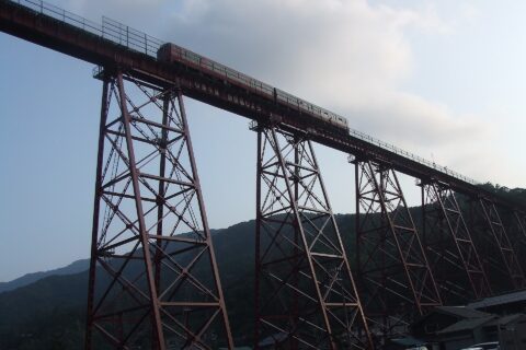 余部橋梁 通過する普通列車を下から見上げる