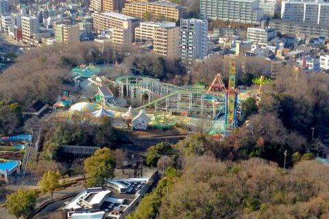 東山スカイタワーから見た東山動植物園内の遊園地。