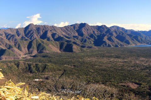 天子山地の竜ヶ岳から望む御坂山地と青木ヶ原、右中央に西湖