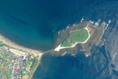 宮崎県宮崎市の南東部海岸付近にある青島の航空写真。青島神社の鎮座地。国土地理院の航空写真CKU20171-C23-65からNaokijpが作成。