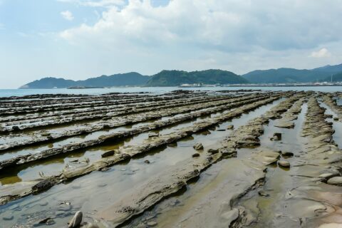 宮崎県宮崎市の南東部海岸にある青島。波で侵食後、わずかに隆起し「隆起波食台」と呼ばれる地形が形成され、巨大な洗濯板のように見えることから「鬼の洗濯板」と呼ばれている。