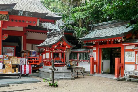 宮崎県宮崎市青島にある青島神社。境内社 海積神社と御成道への門（右）