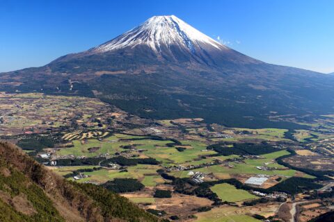 毛無山から望む朝霧高原（静岡県富士宮市）と富士山