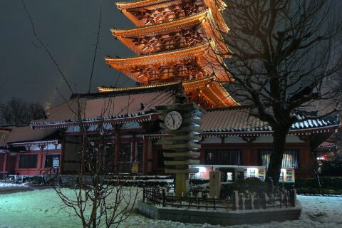 January 14, 2013, snowfall in Tokyo saw Asakusa in a rather unusual decorated SNOW mode.