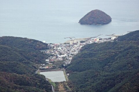 ​浅虫温泉街と湯ノ島を空撮