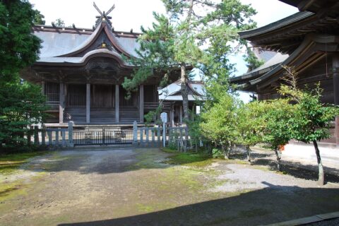 阿蘇神社 一の神殿（手前）と三の神殿（右奥） 共に国の重要文化財