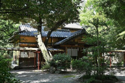 ​熱田神宮境内にある龍影閣
