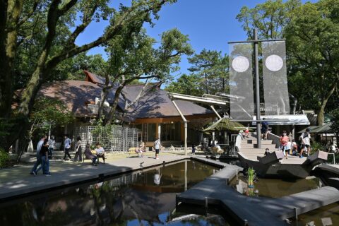 くさなぎ広場（左奥の建物は「剣の宝庫 草薙館」）