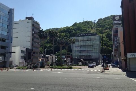 新町橋2丁目交差点より望む阿波おどり会館と眉山ロープウェイ