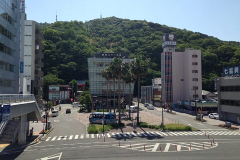 新町橋2丁目交差点の歩道橋より望む阿波おどり会館と眉山ロープウェイ