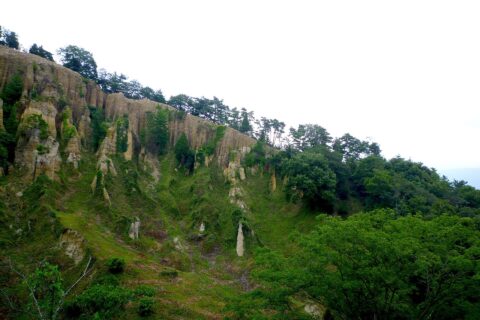 Dochū-Kōtsu Prefectural Natural Park (土柱高越県立自然公園 Dochū-Kōtsu kenritsu shizen kōen) is a Prefectural Natural Park in northern Tokushima Prefecture, Japan. Established in 2005, the park encompasses a stretch of the Yoshino