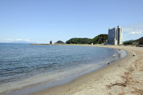 ​浅虫温泉の海岸。白い建物が浅虫観光ホテル。