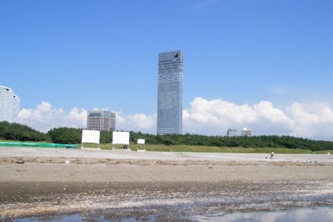​人工海浜「幕張の浜」とアパホテル&リゾート東京ベイ幕張