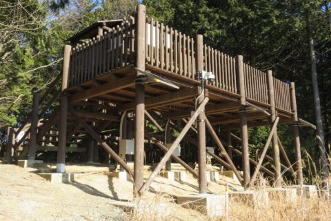 雲海に浮かぶ備中松山城を望む展望台